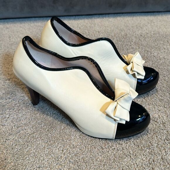 Shoes - Women’s Beige & Black High Heels Pumps Bow Design SlipOn Size 8.5/9 (41CN) *READ